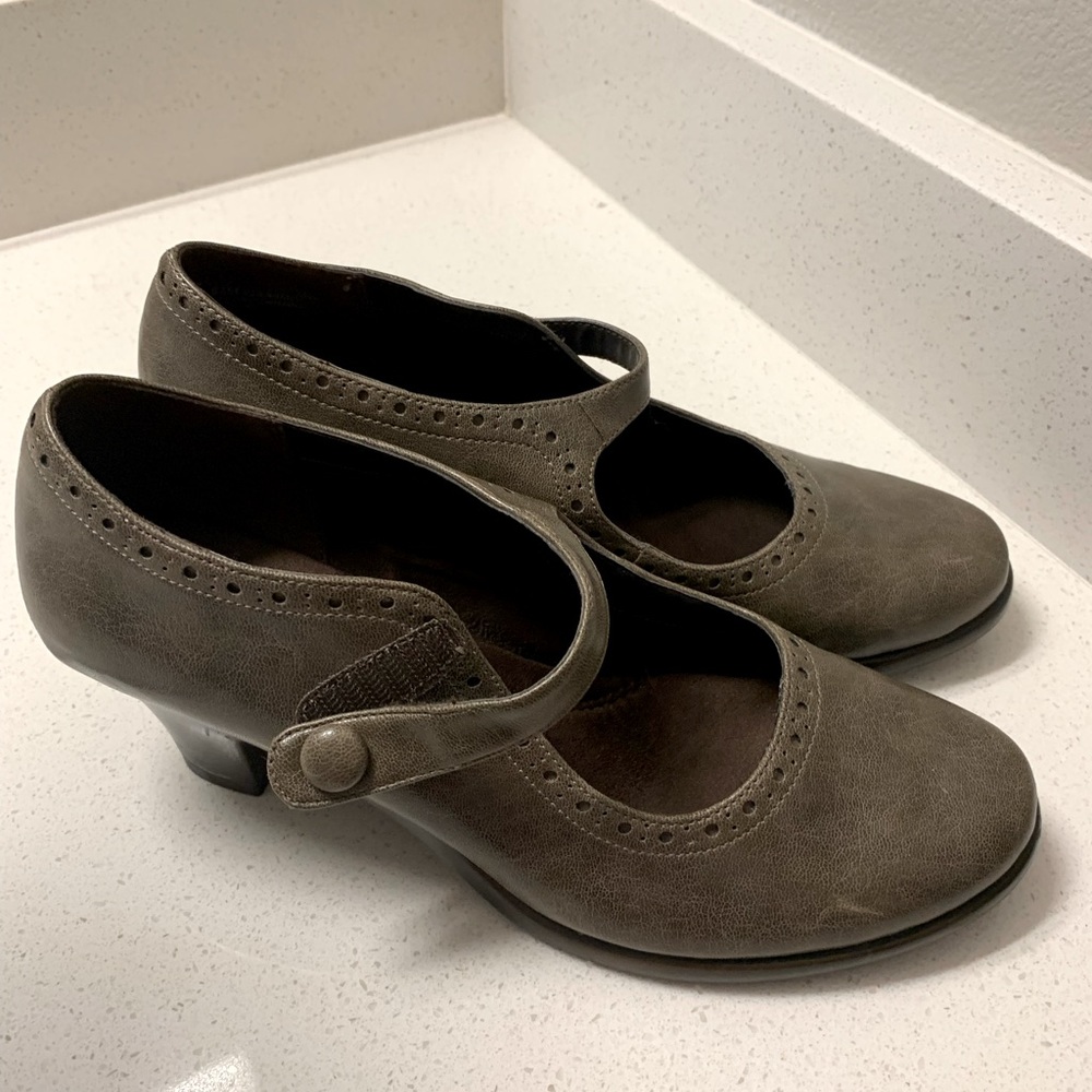 Size 8.5 women’s shoes. Excellent condition.
